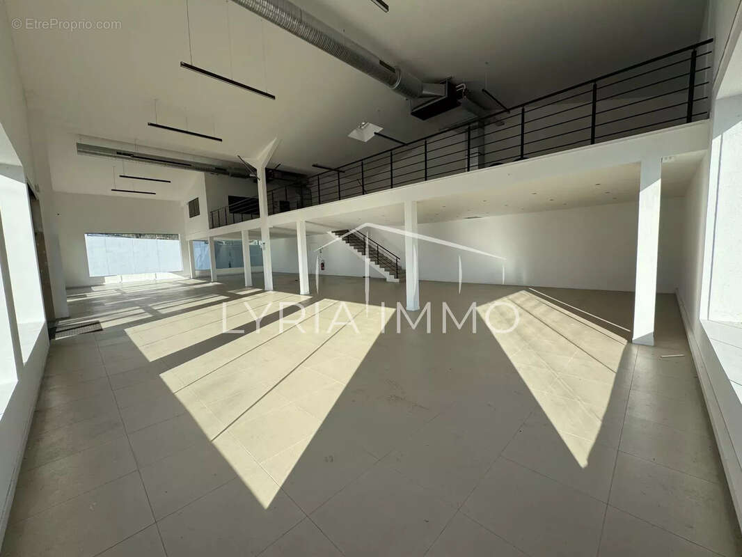 Local commercial a vendre - 860 m2 - secteur proche frejus - photo 4
