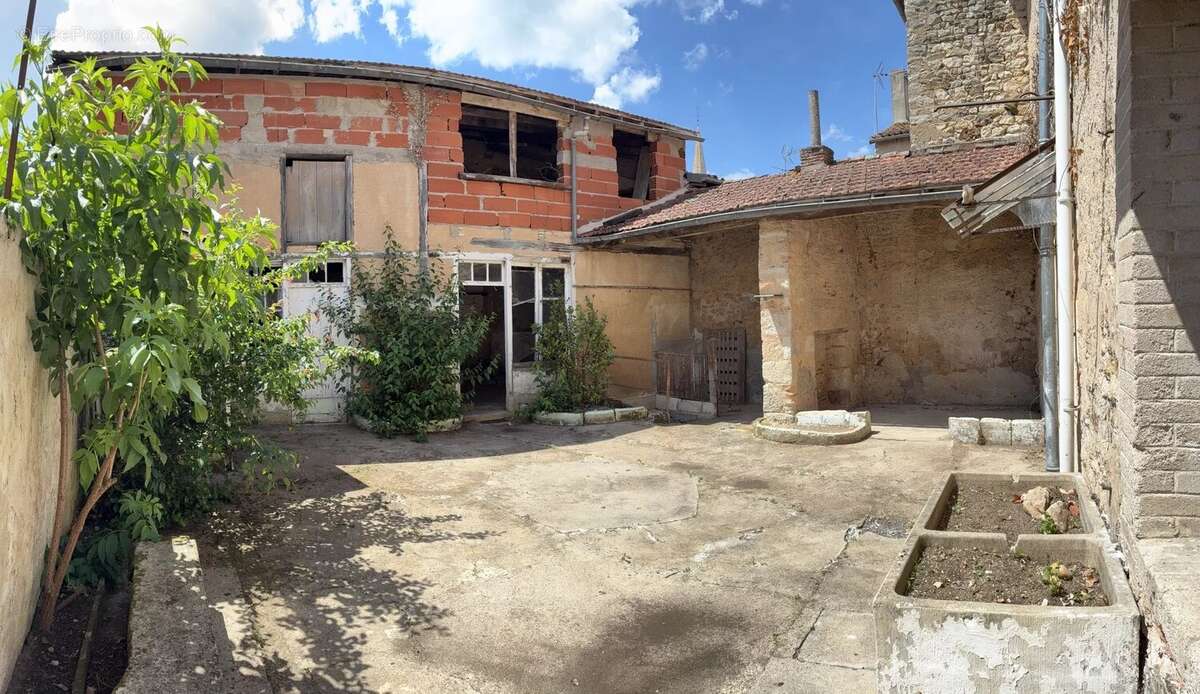 Maison de ville à rénover, dans le cœur de Montmorillon - photo 2