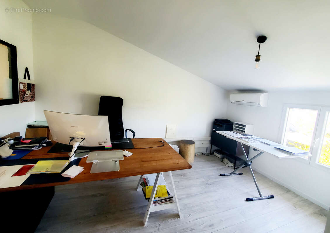 Commerce à EGUILLES