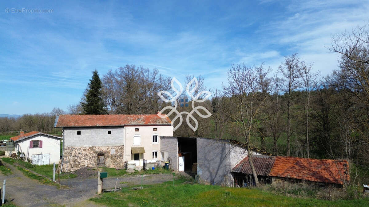 Maison avec dépendances et terrain à Javaugues - photo 2