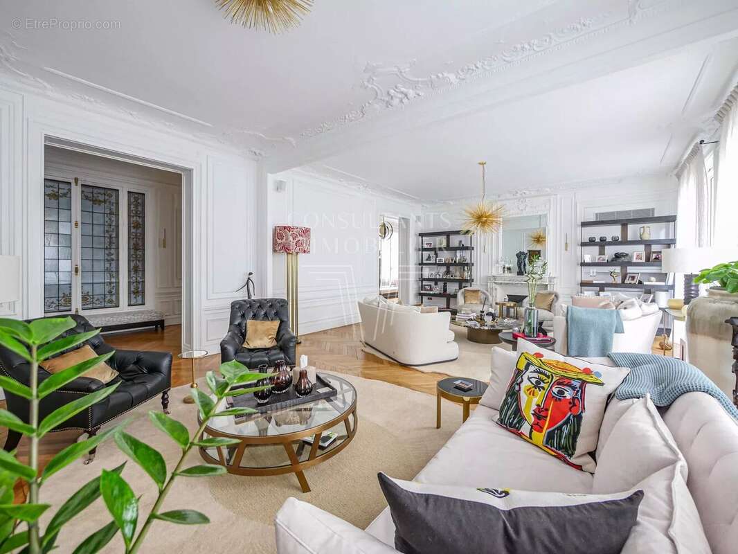 Appartement à PARIS-16E