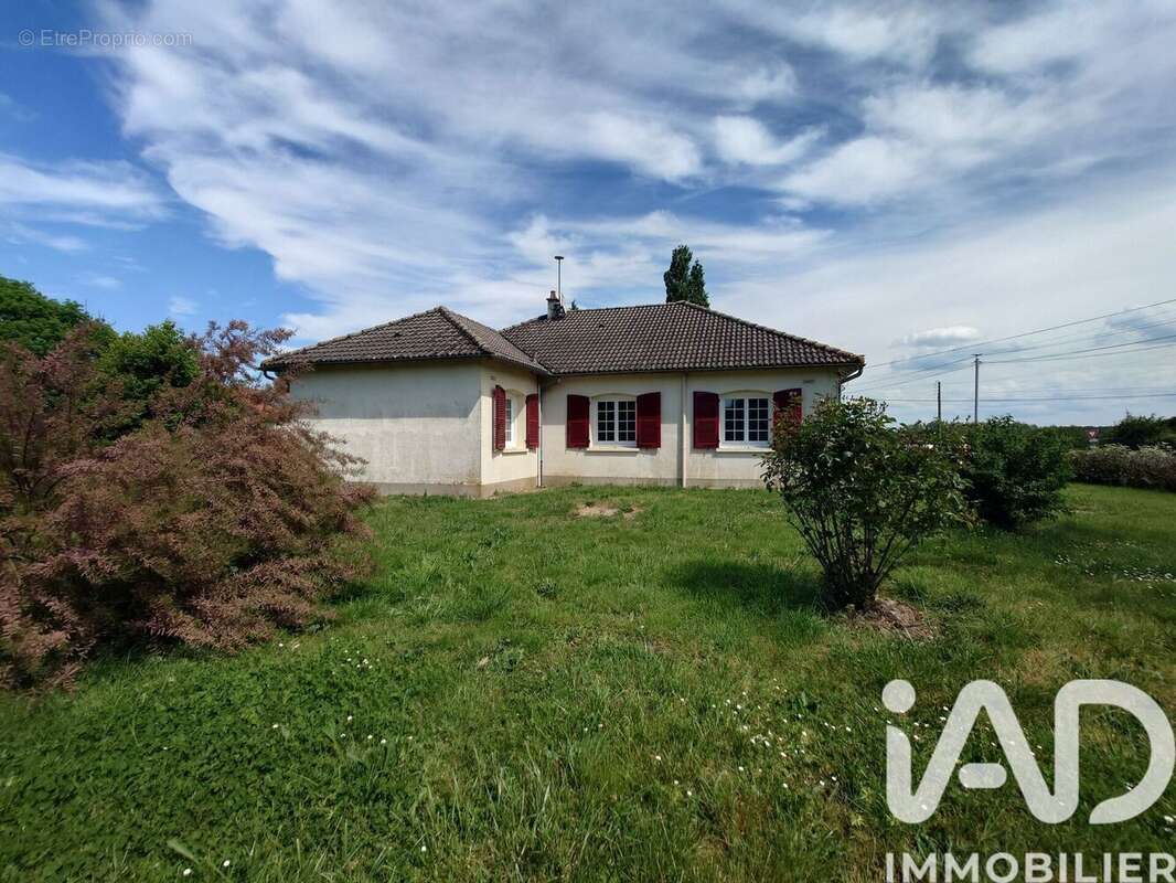 Maison 122 m² à Oradour-Fanais  - photo 3