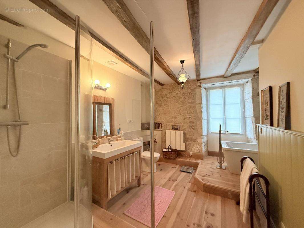 Maison à VILLEBOIS-LAVALETTE