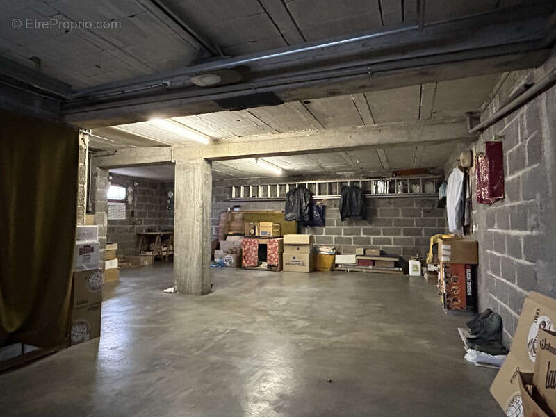 Maison à LES MARTRES-D'ARTIERE