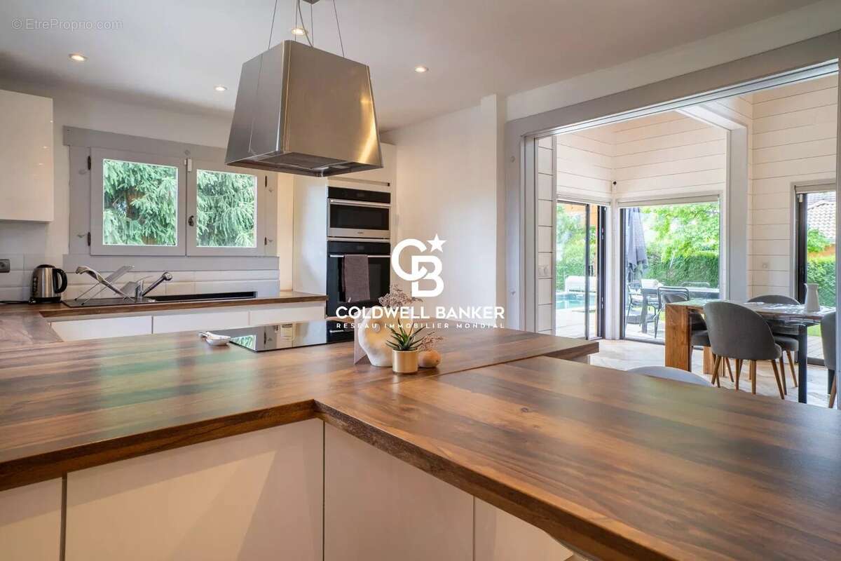 Maison chalet à Vétraz-Monthoux avec piscine chauffée, 5 chambres et jardin arboré - photo 4