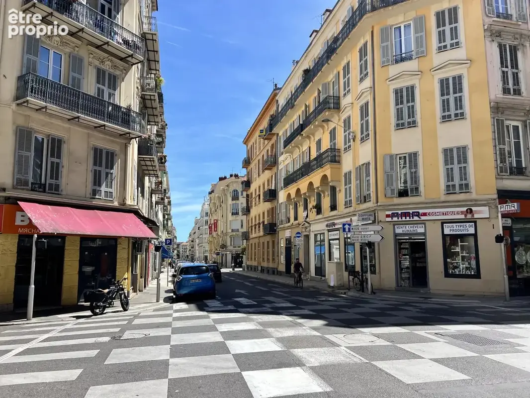 NICE CENTRE–3 PIÈCES en étage élevé avec Balcon et fort potentiel + Cave - photo 4