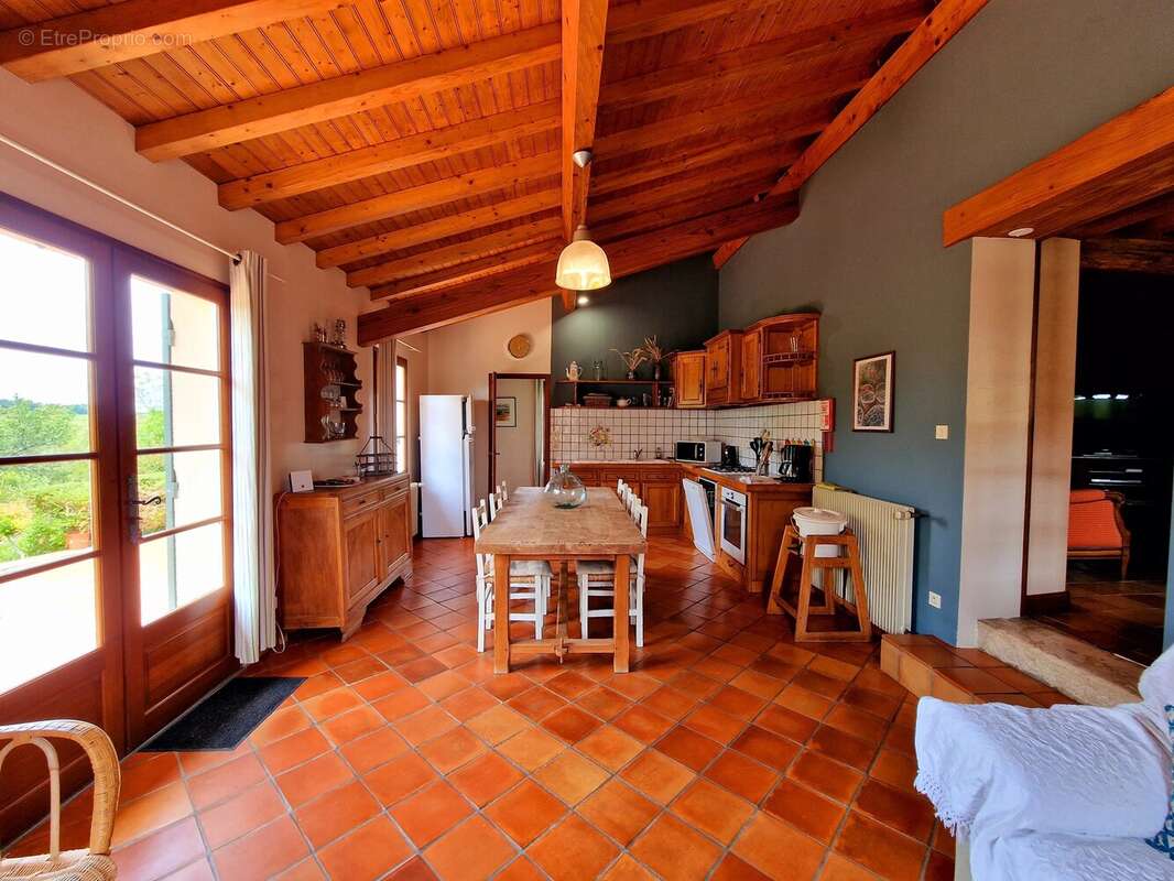 Élégante Propriété de Campagne avec Gîte et Annexe dans un Cadre Paisible - photo 15