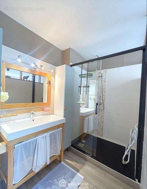 Salle d?eau contemporaine avec douche à l?italienne et rangements intégrés. - Appartement à SAINTE-MAXIME