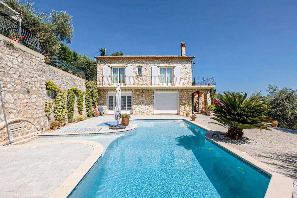 Maison à CHATEAUNEUF-GRASSE