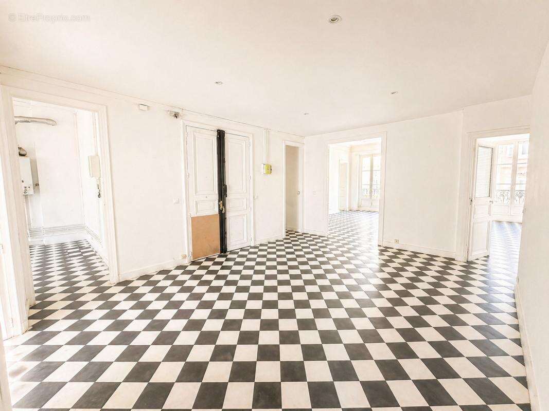 Appartement à MARSEILLE-1E