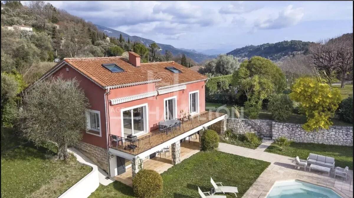 Maison à CHATEAUNEUF-GRASSE