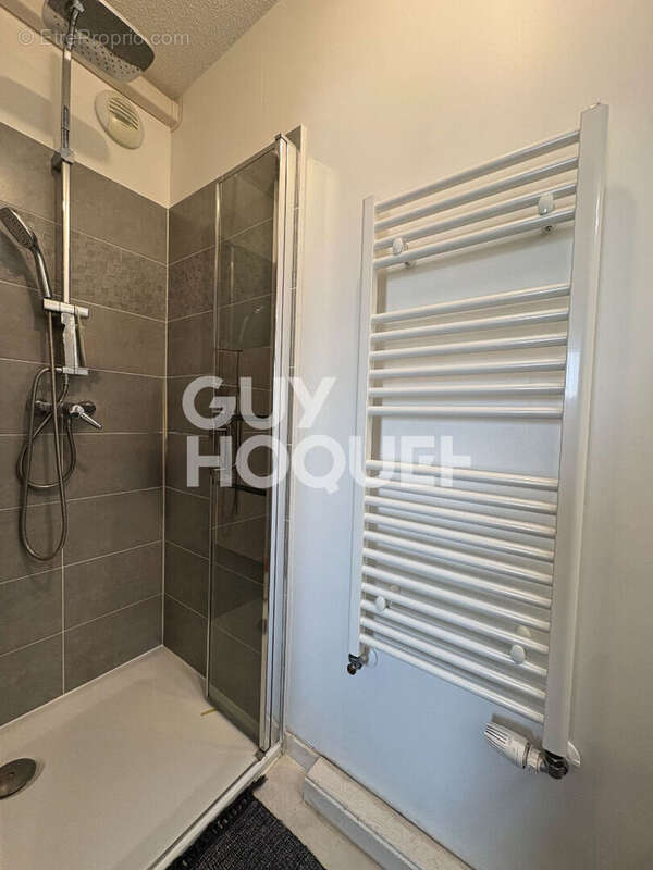 Dernier étage : T5 récent de 97 m² avec terrasse, climatisation et 2 garages - photo 16