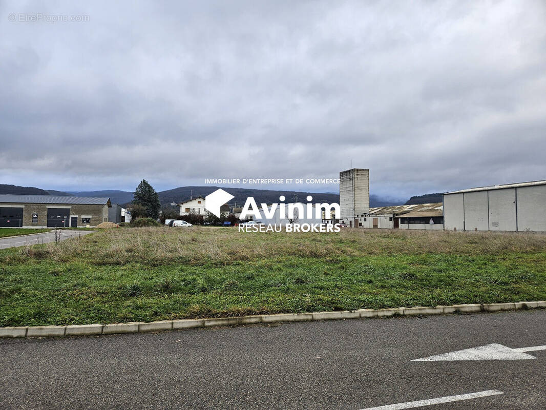 Terrain à SAINT-JEAN-LE-VIEUX