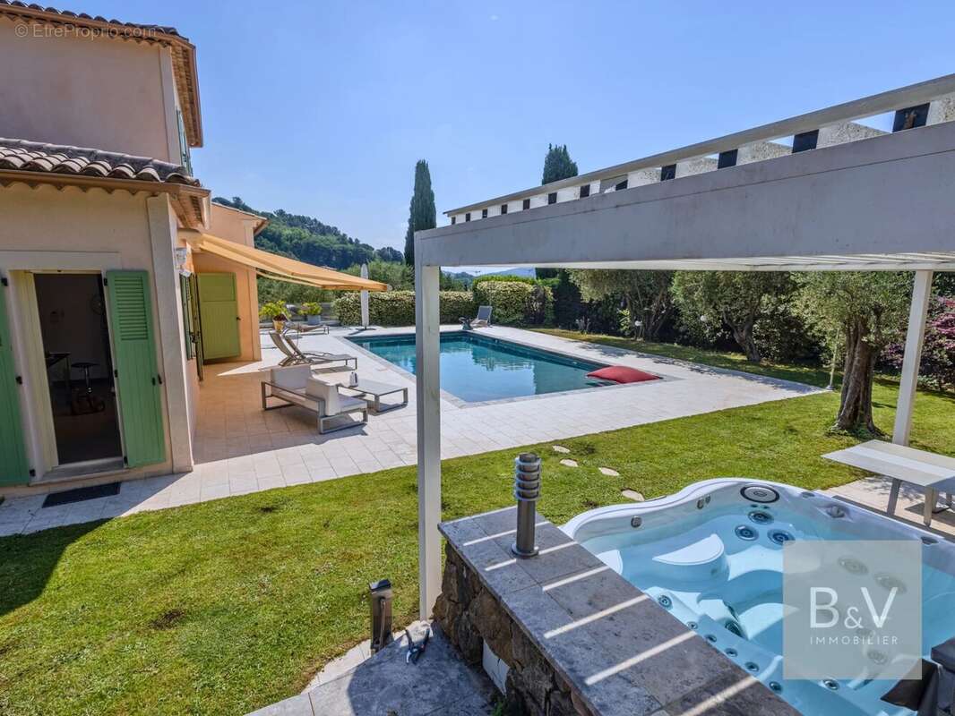 Maison à CHATEAUNEUF-GRASSE