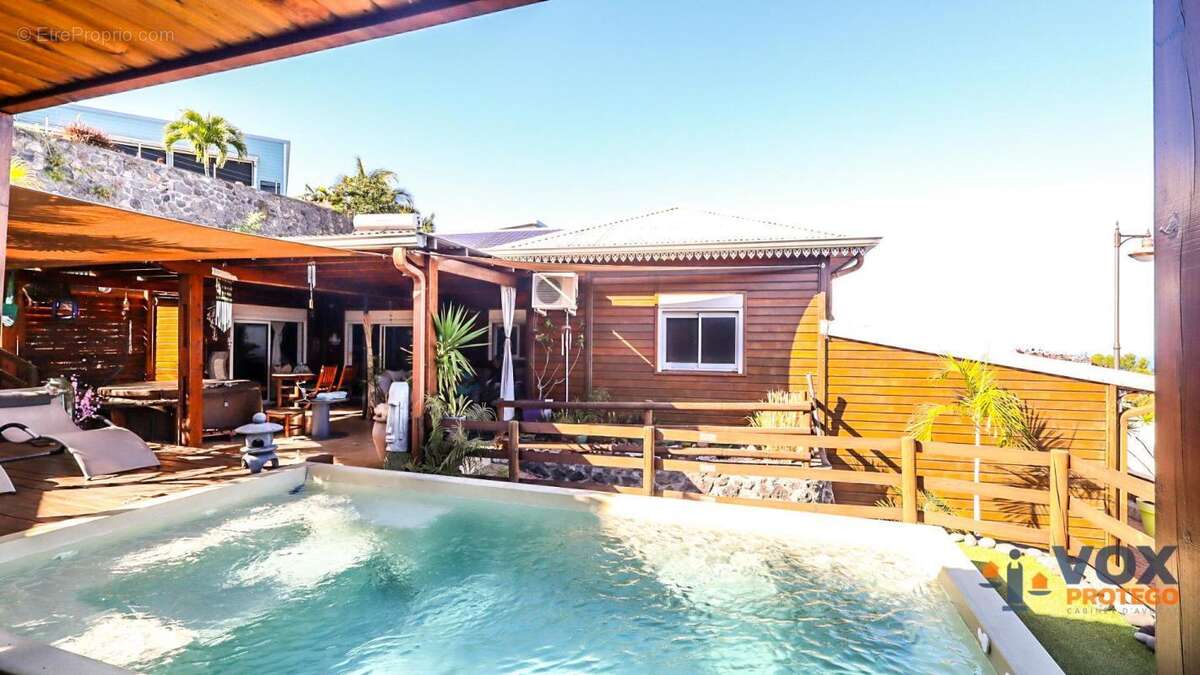 À vendre – Villa familiale avec piscine – Quartier Stella, Saint-Leu - photo 9