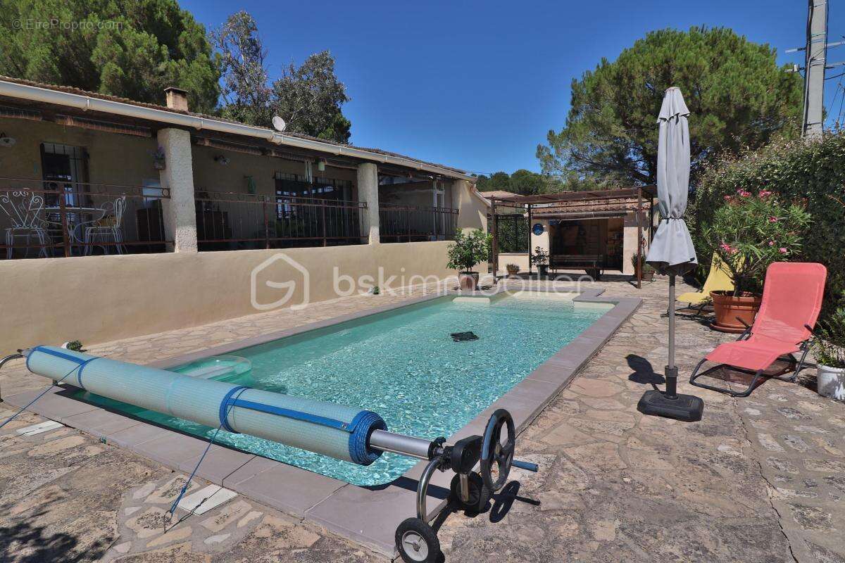 Maison plain-pied de 106m² sur 780m² de terrain avec 3 chambres, garage et piscine - photo 1