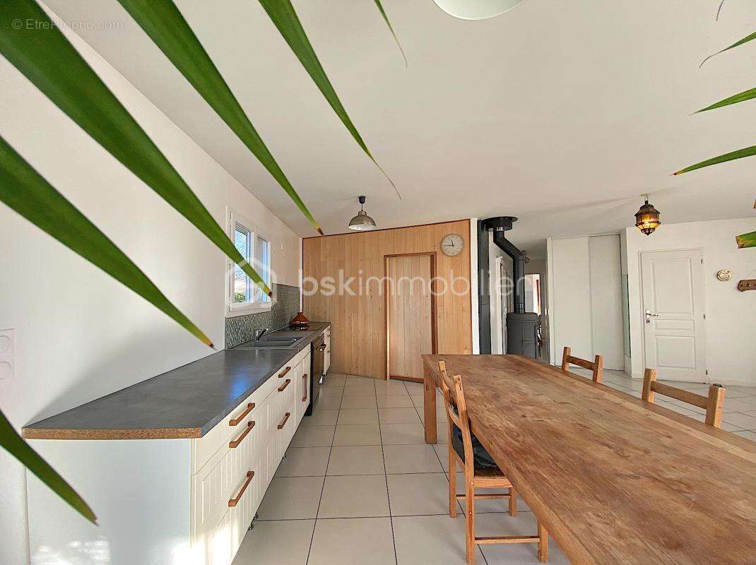 Superbe maison de plain-pied en fond de lotissement (terrain piscinable et arboré) avec possibilité de construire 150m2 habitabl - photo 7