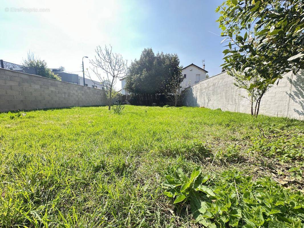 Terrain à SAINT-MAUR-DES-FOSSES