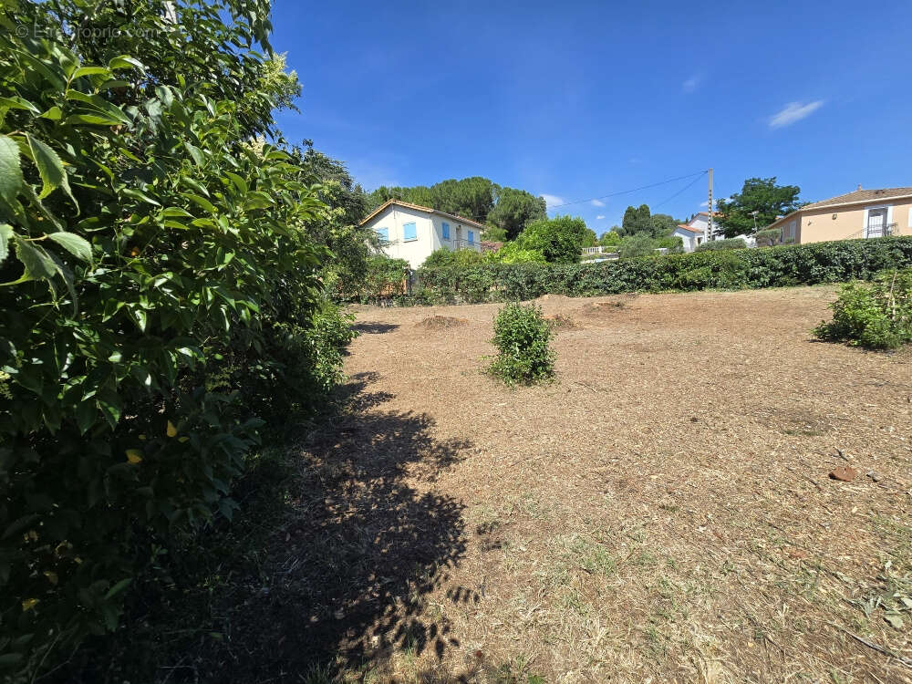Terrain à MILHAUD