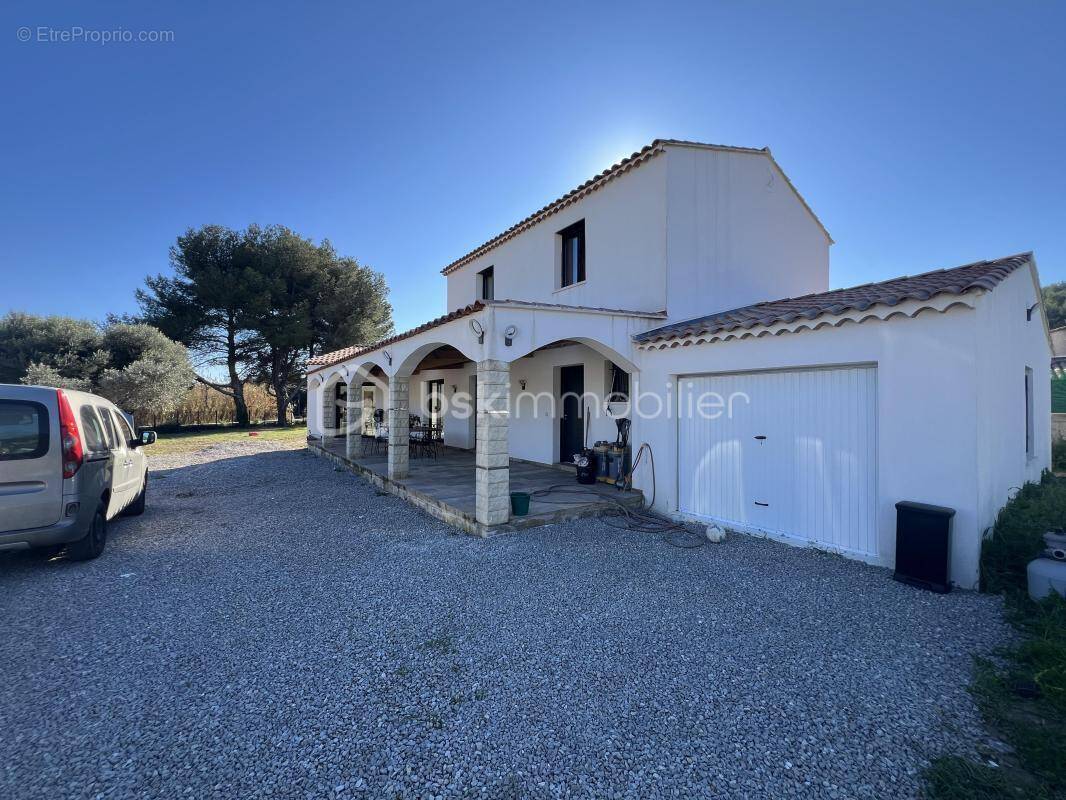 Maison à SAINT-MITRE-LES-REMPARTS