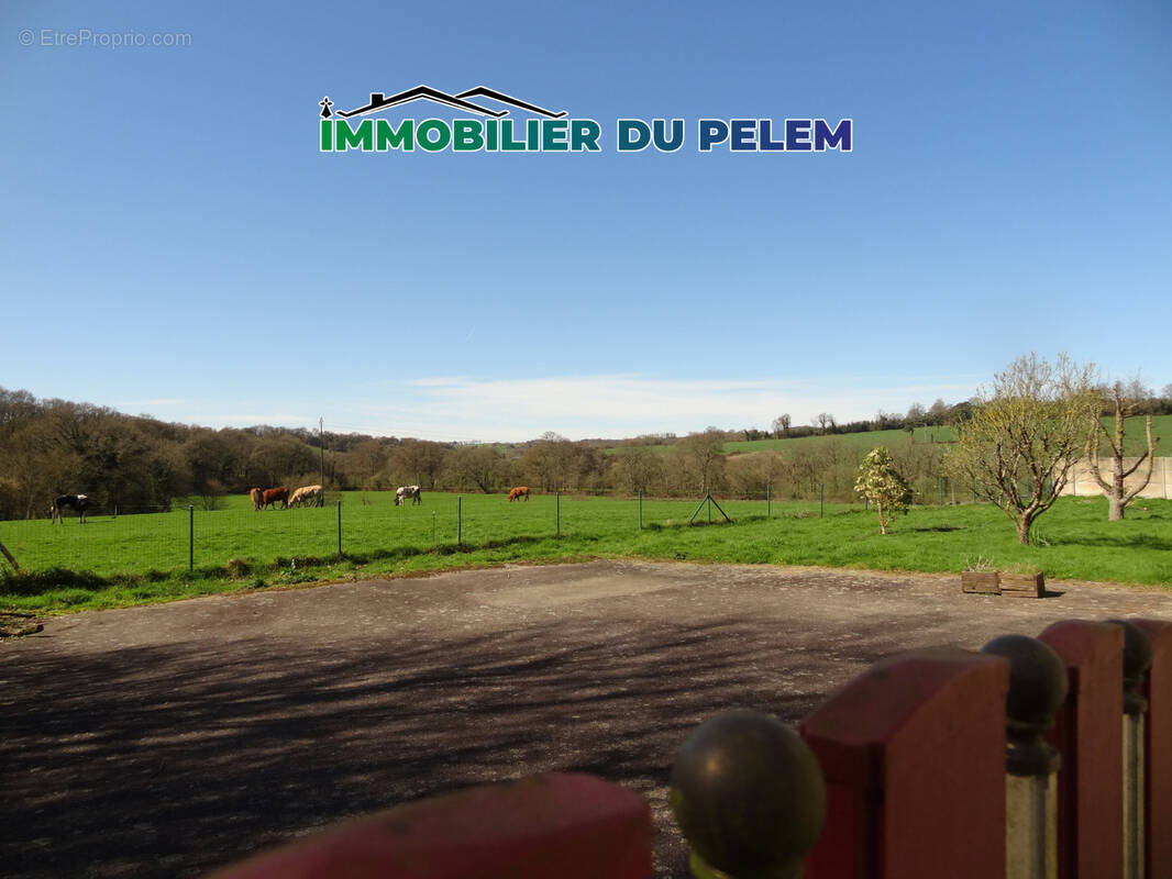 Maison de village avec jardin, garage et vue dégagée   un potentiel à révéler au cœur de Plelauff - photo 2