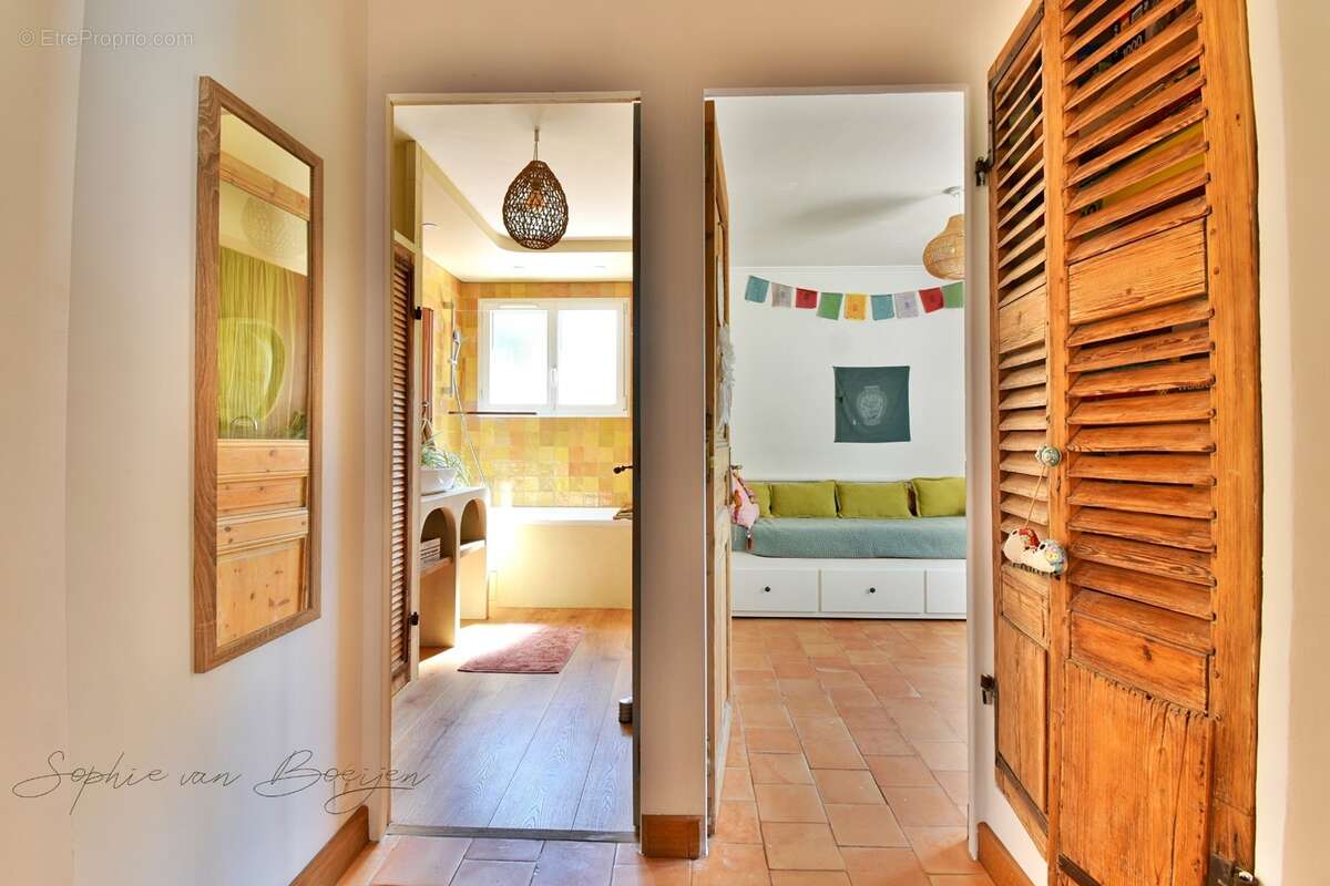 Maison à vendre 10 pièces EGUILLES (13), maison avec dépendances de 215 m², sur 3 230 m² avec piscine - photo 12