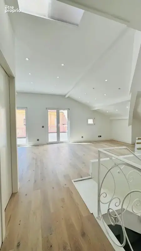 Menton centre, bien d’exception, dernier étage, terrasse ensoleillée de 38 m² - photo 3