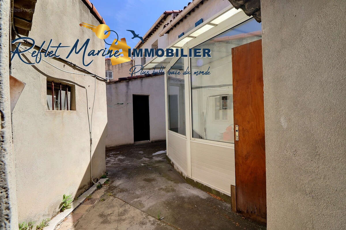 A MARSEILLE LE CABOT - Immeuble R+1 avec local commercial et cour - photo 3