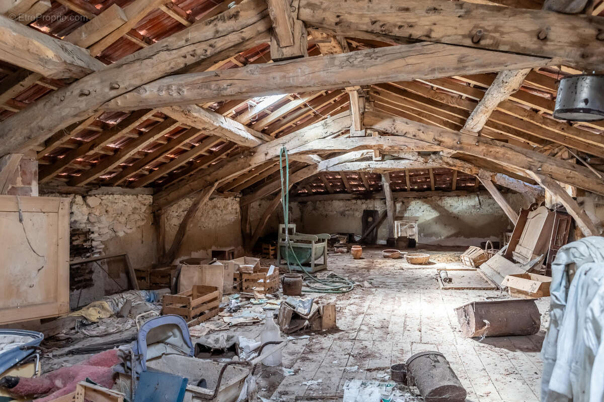 Maison en pierre à renover avec 3 granges - photo 13