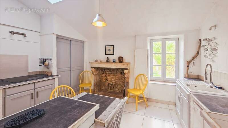 Maison de caractère à vendre 4 pièces VARAIZE (17) AVEC DEPENDANCES, GRANGES - photo 11