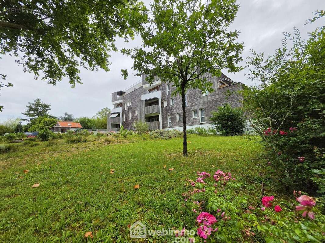 Dans une agréable copropriété avec un parc