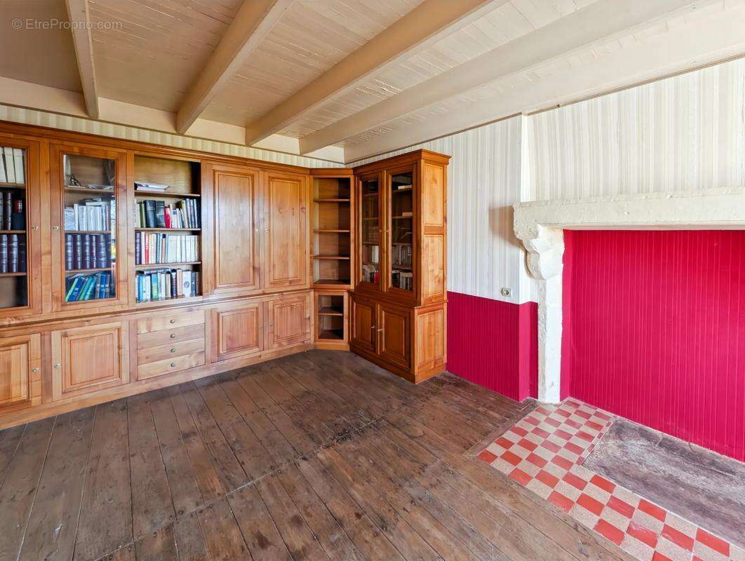 Maison à LES ADJOTS