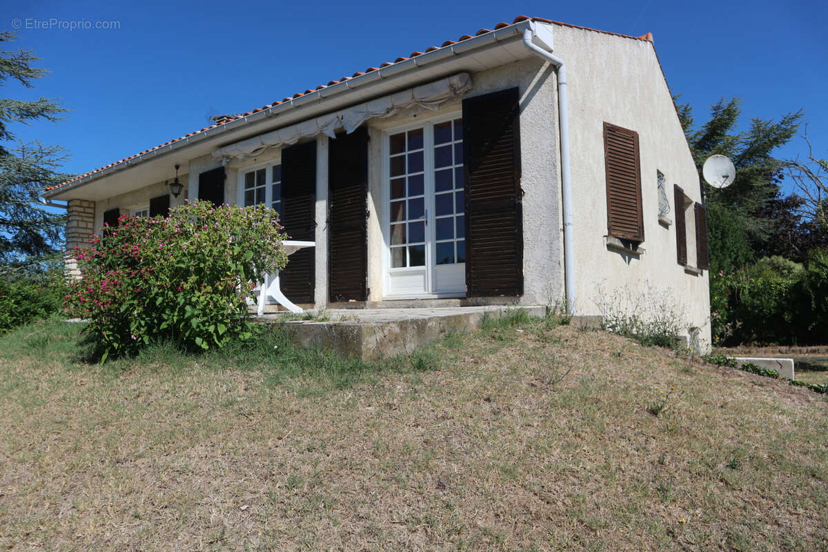 Belle maison de construction traditionnelle de 100 m2 sur un terrain clos de 1000 m2 . au centre de la jarrie. - photo 18