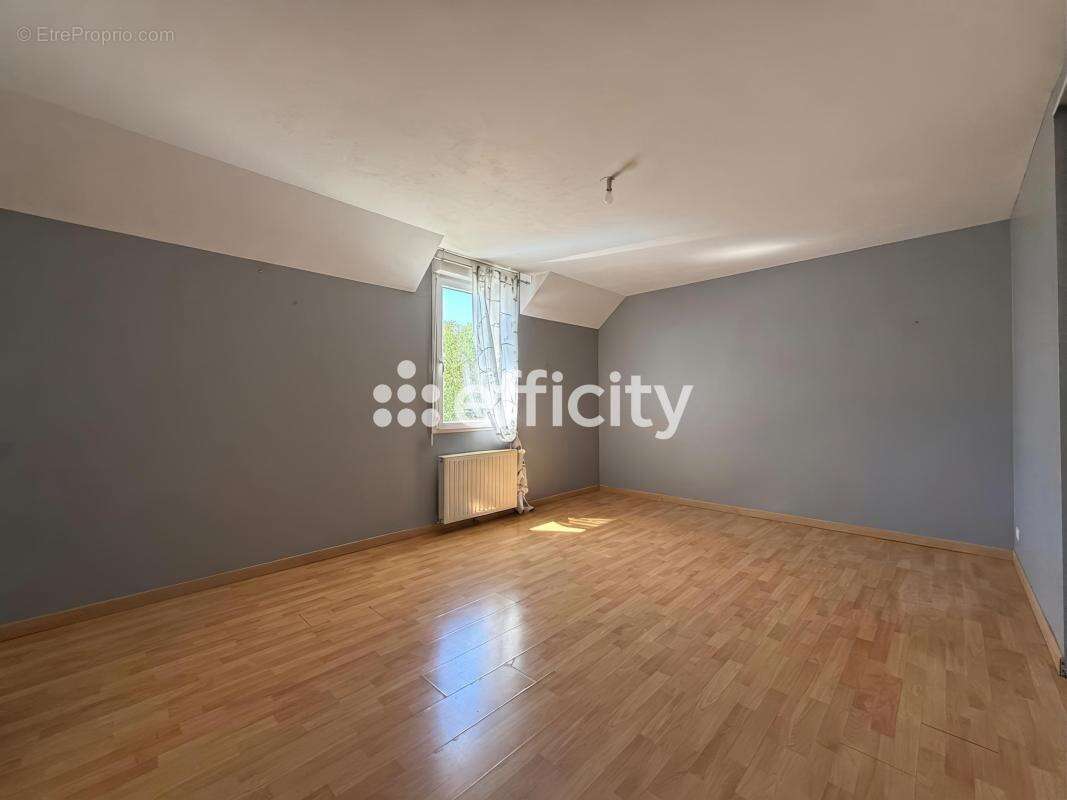 Maison 213 m² à Saint-Epain  - photo 12