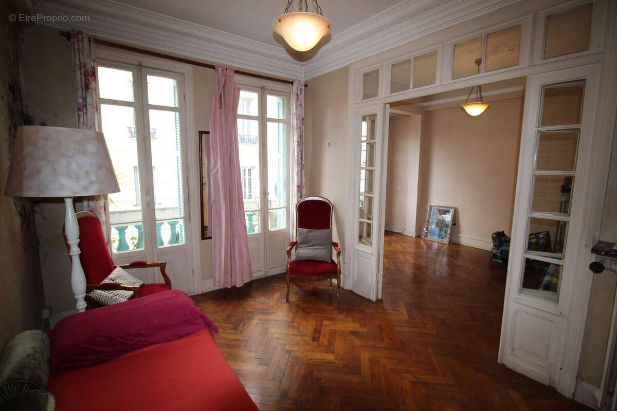 Appartement à SAINT-LAURENT-DU-VAR