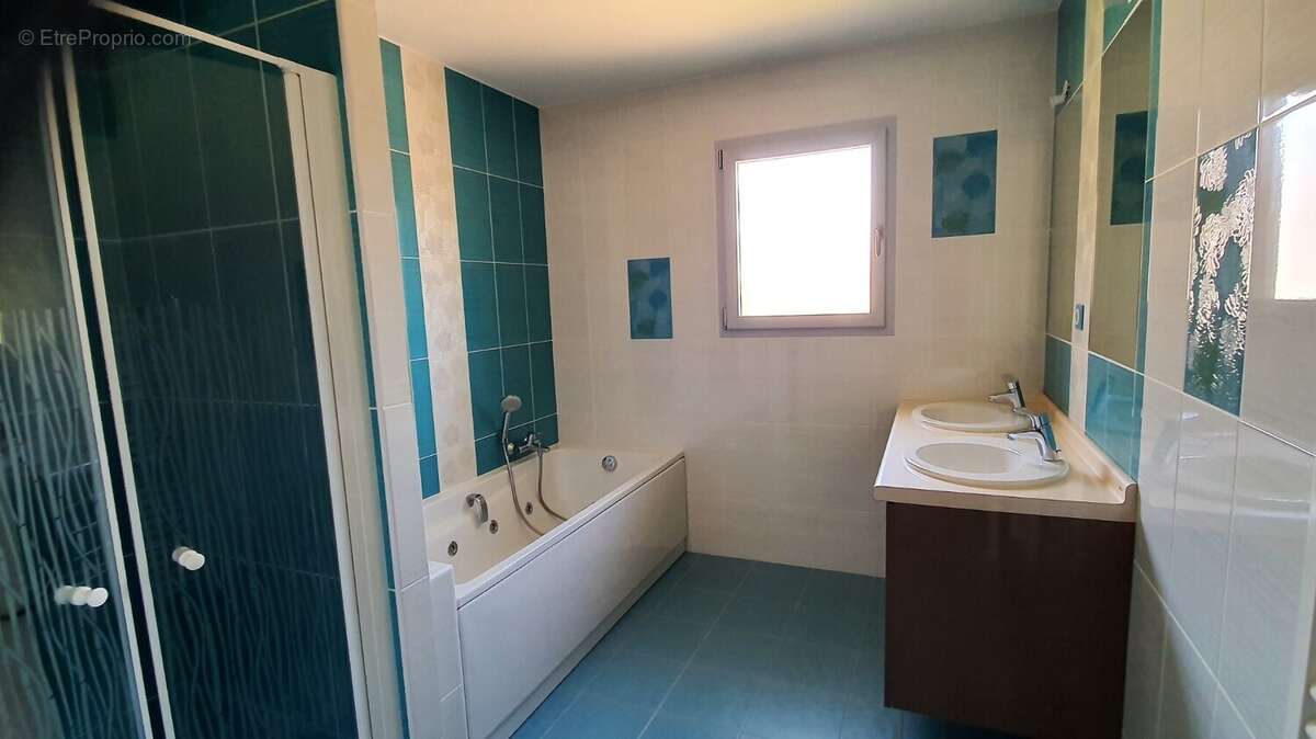 Maison à BAGE-LE-CHATEL