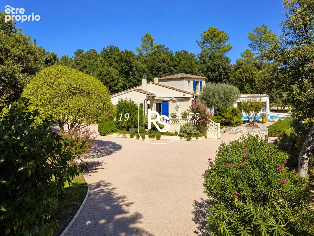 Dans un cadre privilégié, une élégante villa de 170 m2 habitables, des dépendances, une piscine et 4220 m2 de - photo 2