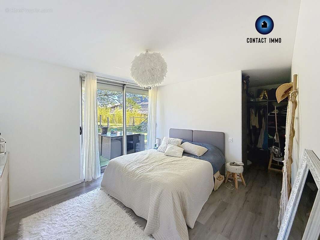 Maison 184 m² à Saint-Pantaleon-De-Larche  - photo 5