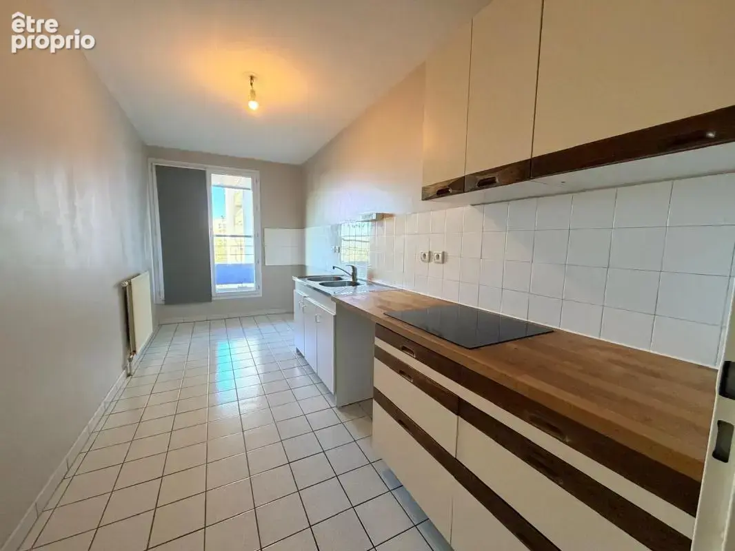 Lyon 8ᵉ — Monplaisir - Appartement T3 de 69.68 m² traversant avec balcon, vue panoramique et garage - photo 2
