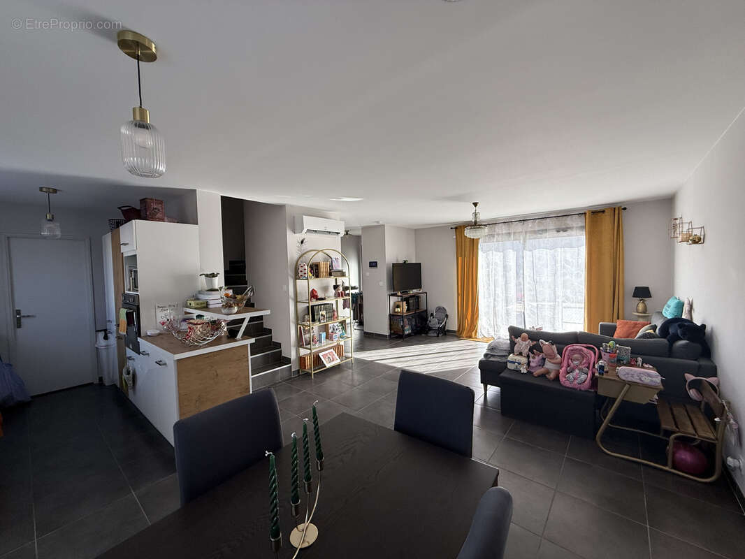 Maison à SAINT-CHAPTES