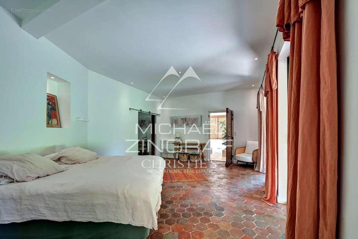 À quelques minutes du cœur d'Aix-en-Provence – Propriété d'exception de 12 pièces de 650 m² sur 1,2 hectares - photo 25
