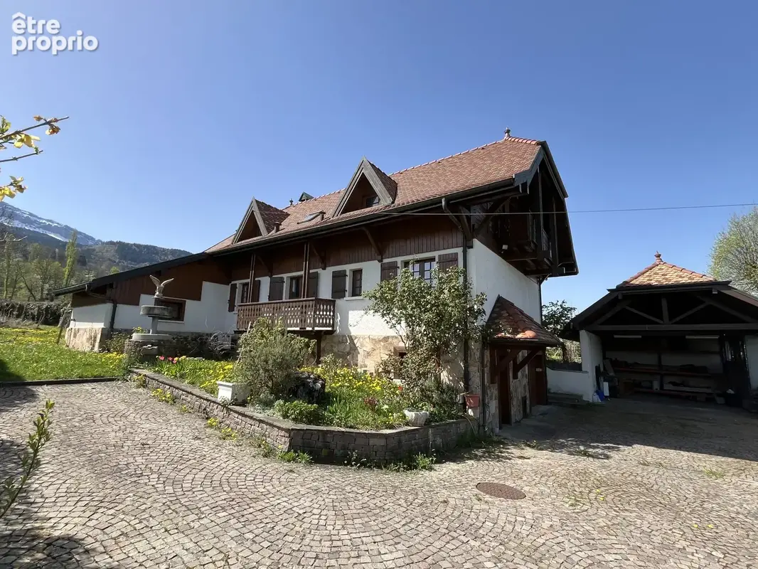 Maison 216m2 avec piscine et appart t2 - photo 2