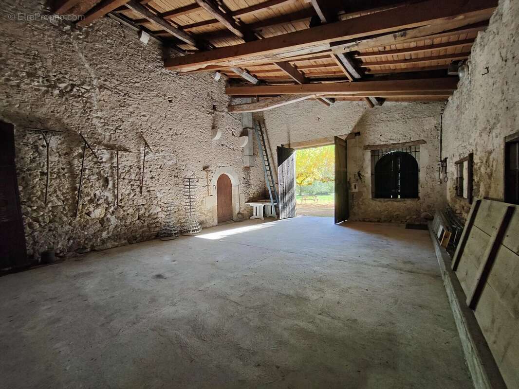 Maison à SAINT-MORILLON