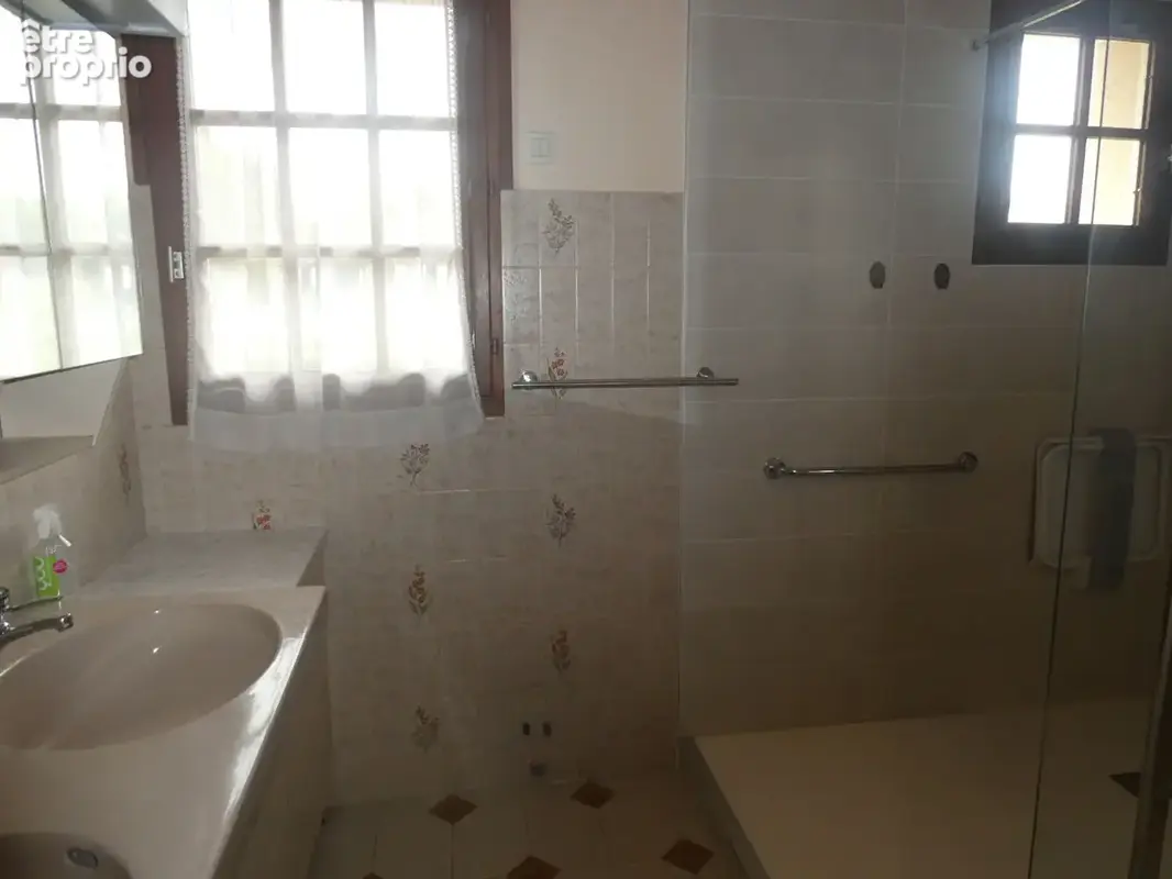 Maison Pont L Eveque 6 pièce(s), 217 m², 2761 m² - photo 12