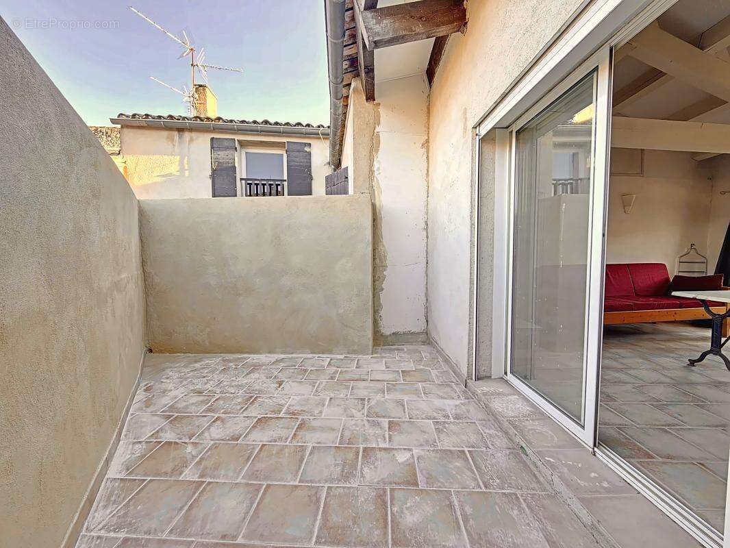 Maison à LA ROQUE-D&#039;ANTHERON