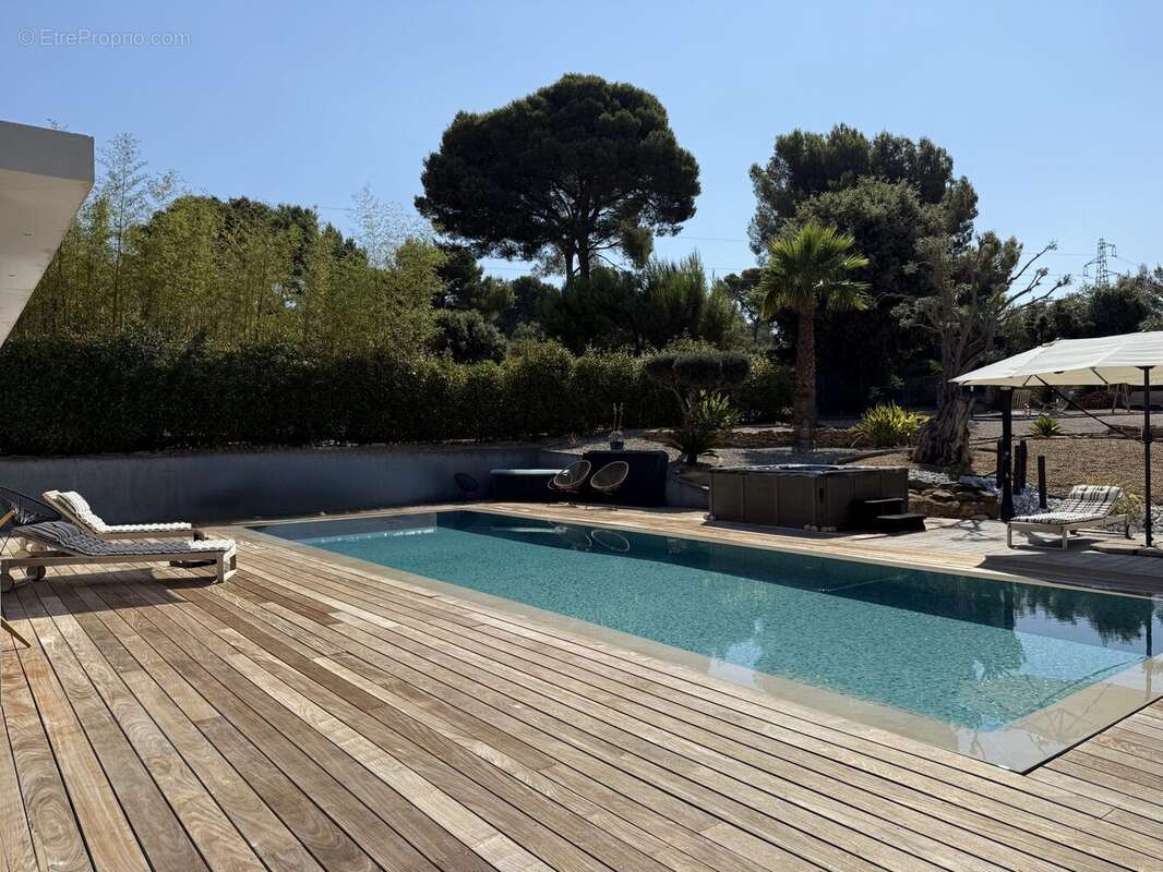 Maison 201 m² à Saint-Cyr-Sur-Mer  - photo 2