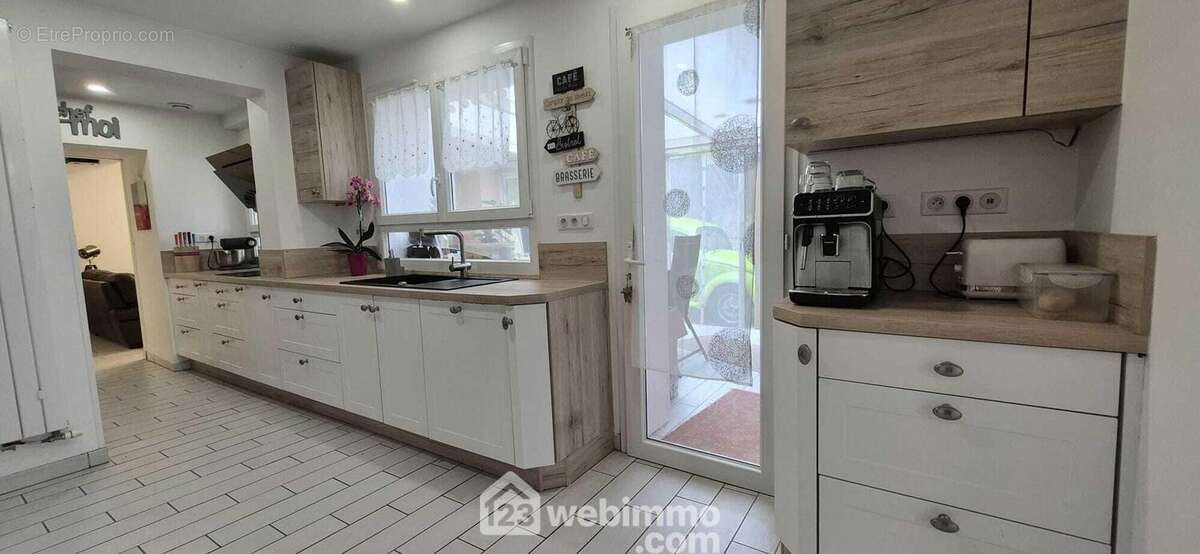 La cuisine ouverte de 15 m² équipée et très fonctionnelle, avec accès sur ... - Maison à COURCELLES-SUR-VESLES