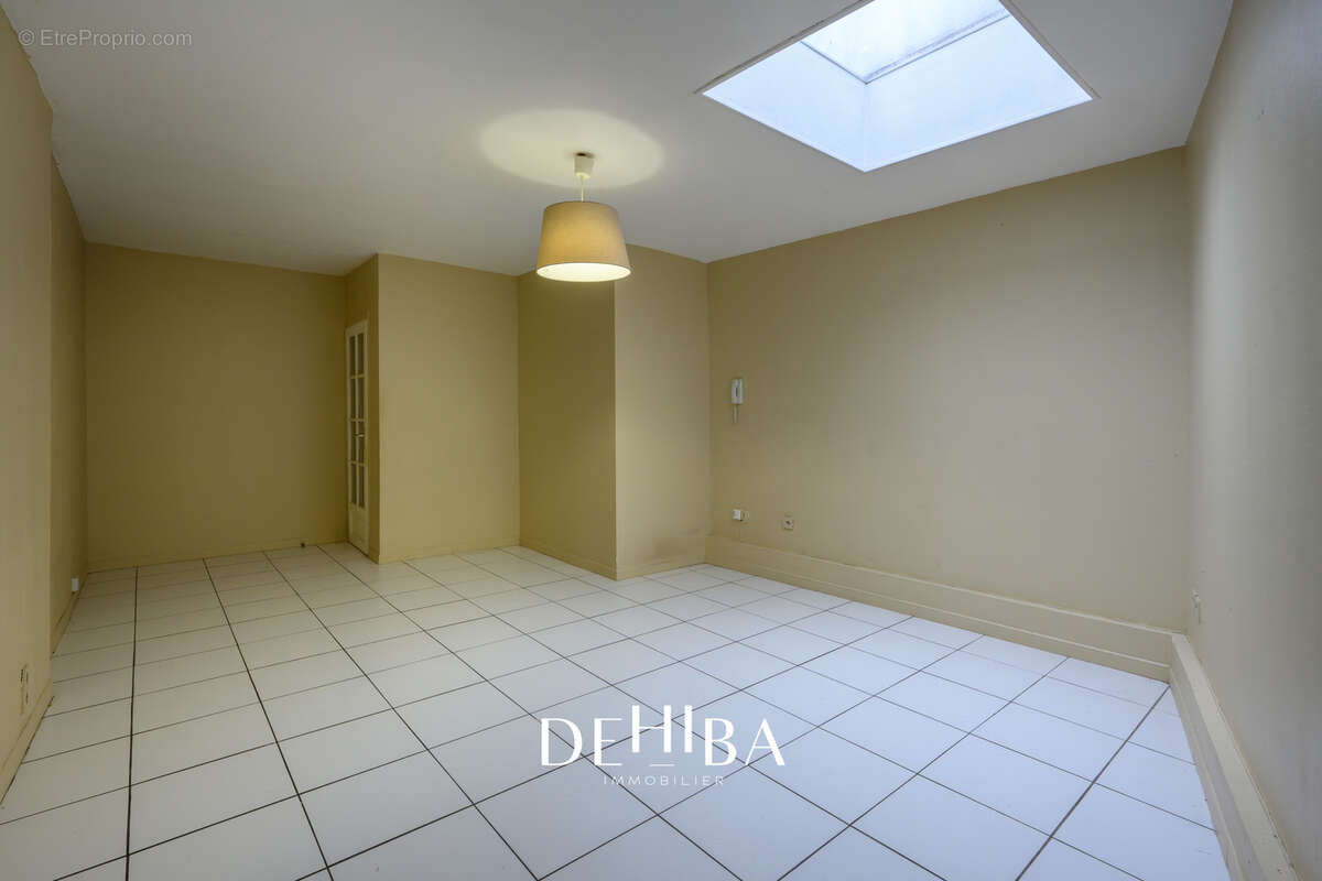 Vieux-Lille / Place du Lion d'Or - Triplex de 64m2 au 1er étage. - photo 3