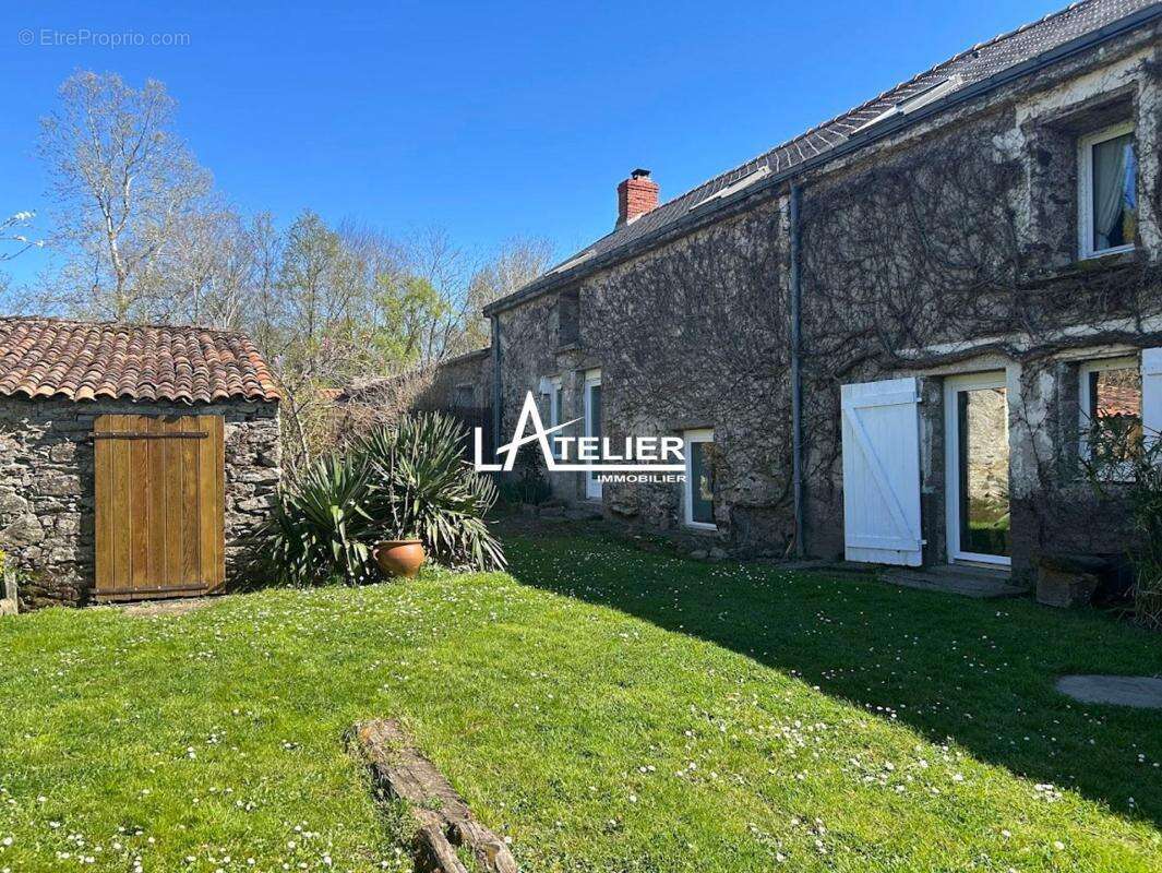 Maison à SAINT-ETIENNE-DE-MONTLUC