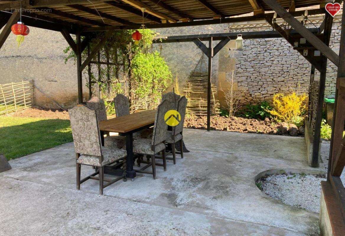 Maison à MAUZAC-ET-GRAND-CASTANG